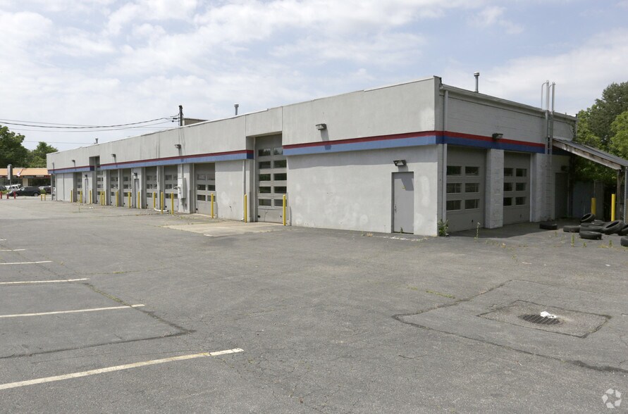 139 W Jericho Tpke, Huntington Station, NY à louer - Photo de l’immeuble – Image 3 sur 7