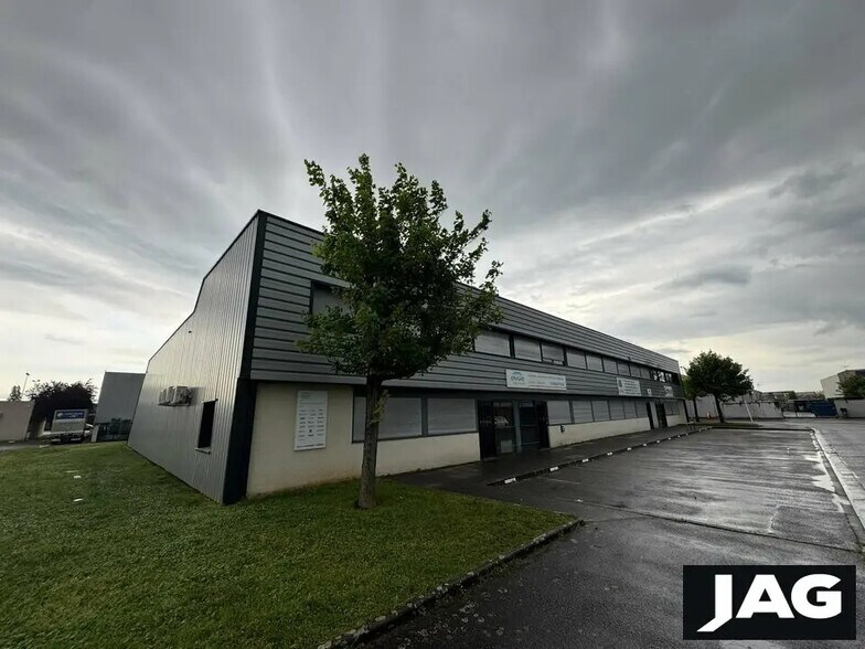 Local d’activités dans Vaulx-en-Velin à louer - Photo de l’immeuble – Image 3 sur 5