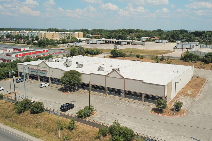 9821 N Interstate 35, Austin, TX à vendre - Photo de l’immeuble – Image 1 sur 7