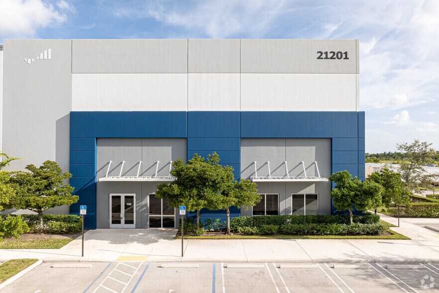 21201 NW 43rd Ave, Miami Gardens, FL à louer - Photo de l’immeuble – Image 1 sur 11