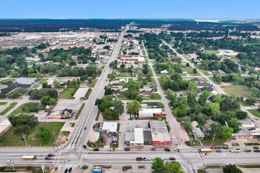 108 W Montgomery St, Willis, TX à vendre - Photo de l’immeuble – Image 2 sur 24