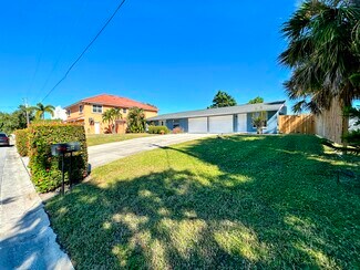 Plus de détails pour 2131 Montclair Dr, Sarasota, FL - Logement à vendre