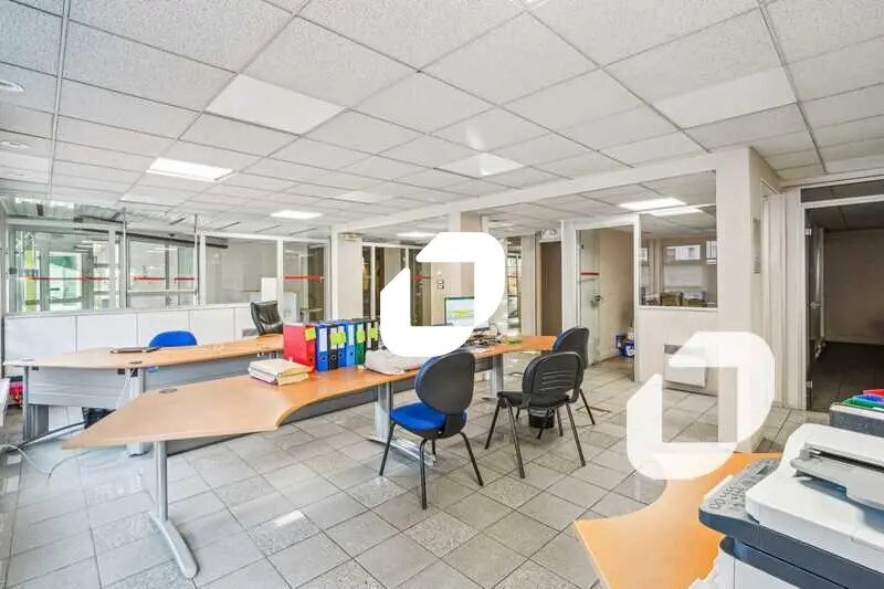 Bureau dans Ivry-sur-Seine à louer - Photo de l’immeuble – Image 3 sur 9