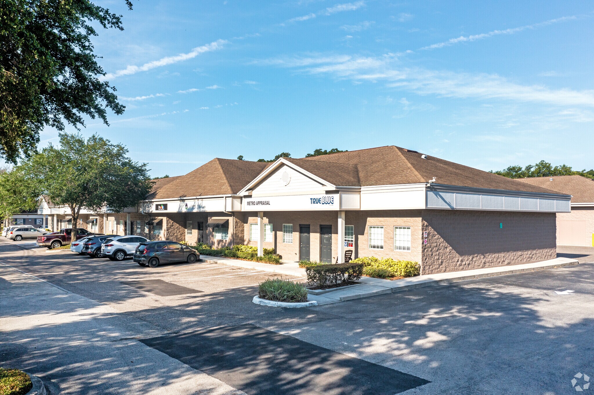 1079-1097 E Brandon Blvd, Brandon, FL à louer Photo principale– Image 1 sur 5