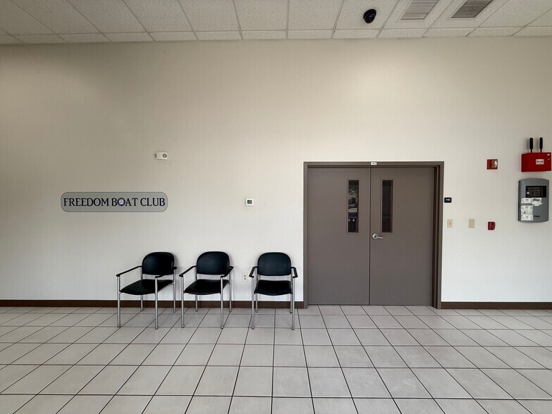 897 E Venice Ave, Venice, FL à louer - Photo de l’immeuble – Image 3 sur 19