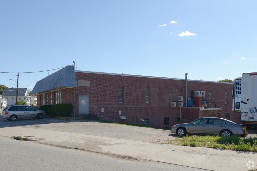 136 Silver Lake Ave, Providence, RI à louer - Photo de l’immeuble – Image 3 sur 6