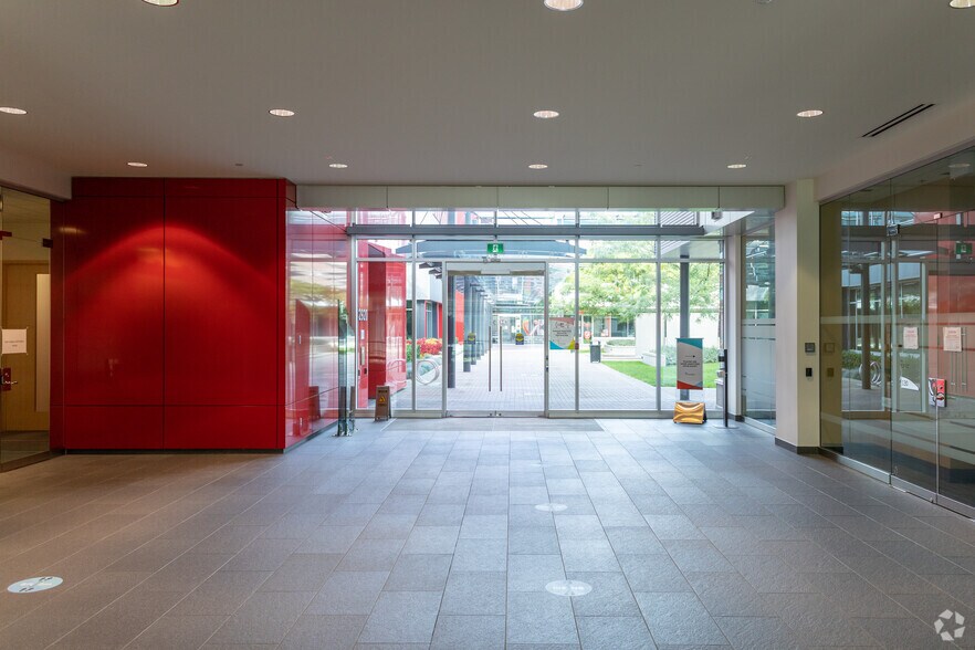 2920 Virtual Way, Vancouver, BC à louer - Hall d’entrée – Image 3 sur 52