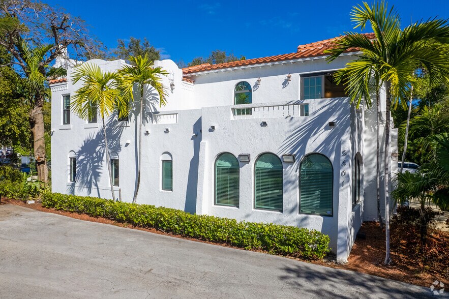 445 NE 56th St, Miami, FL à louer - Photo de l’immeuble – Image 2 sur 11