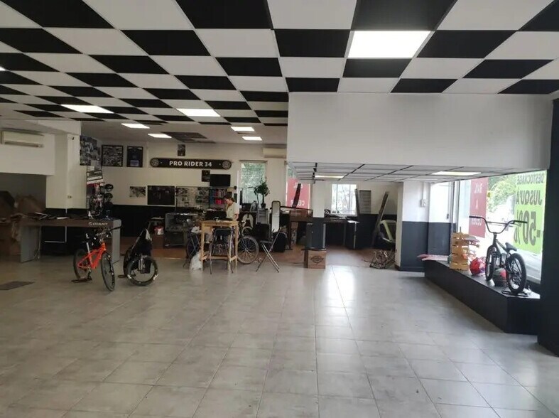 Local commercial dans Montpellier à louer - Photo de l’immeuble – Image 2 sur 2