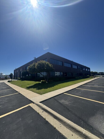 621 Busse Rd, Bensenville, IL à louer - Photo de l’immeuble – Image 1 sur 32