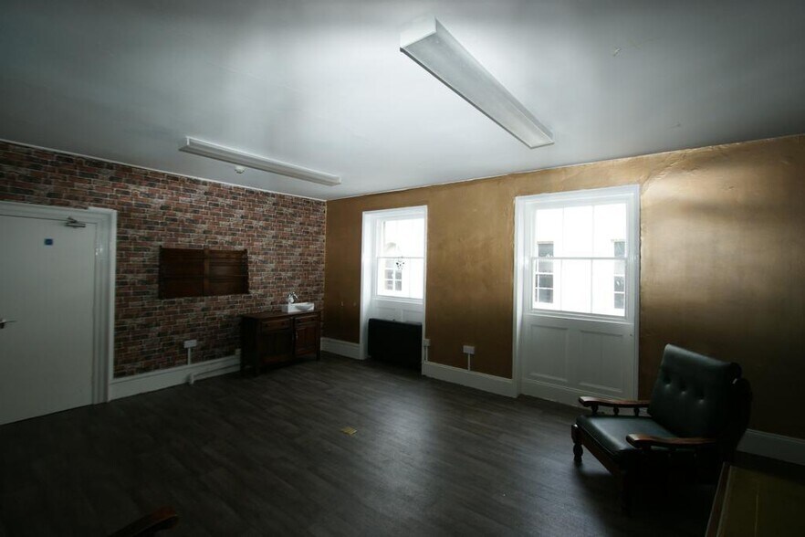 21 Cross St, Barnstaple à louer - Photo de l’immeuble – Image 3 sur 5