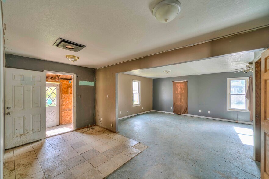 1011 Lansing Ave, Jackson, MI à vendre - Photo de l’immeuble – Image 3 sur 10