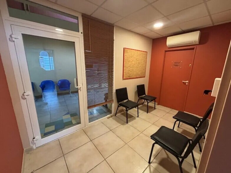 Bureau dans Lunel à louer - Hall d’entrée – Image 2 sur 6