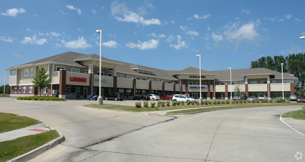 8825-8843 Northpark Dr, Johnston, IA à louer - Photo de l’immeuble – Image 1 sur 4