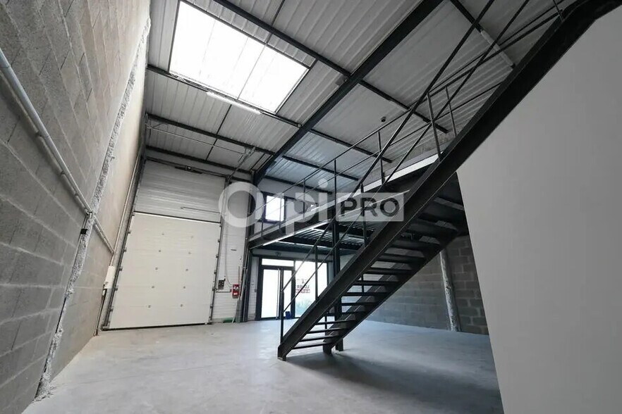 Local d’activités dans Genay à louer - Photo de l’immeuble – Image 2 sur 7