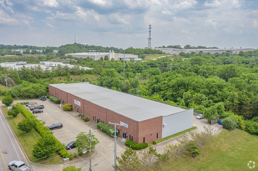 225 Molly Walton Dr, Hendersonville, TN à louer - Photo de l’immeuble – Image 2 sur 4