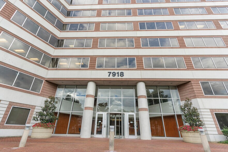 7918 Jones Branch Dr, McLean, VA à louer - Photo de l’immeuble – Image 2 sur 11