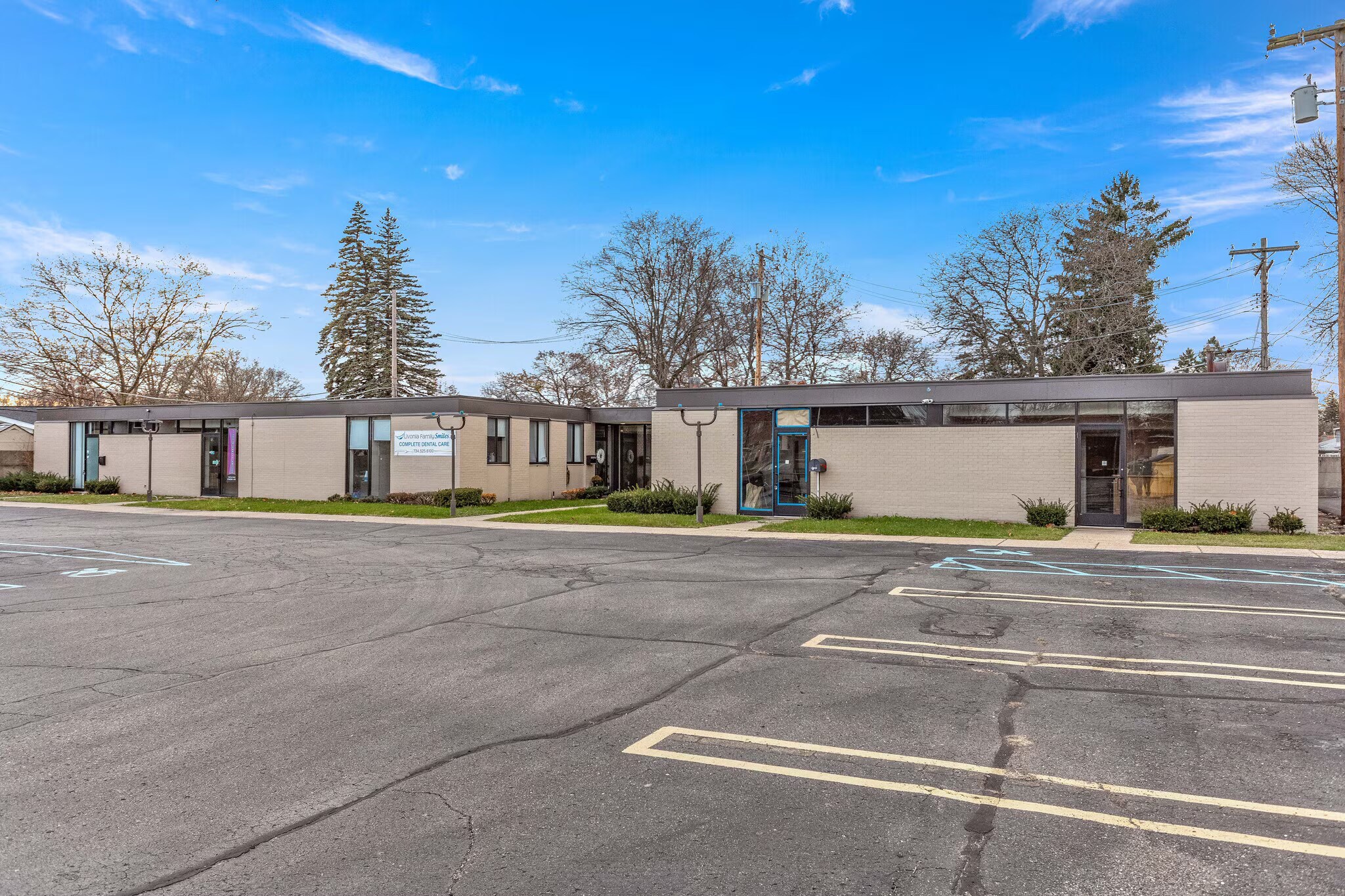 16975-16991 Farmington Rd, Livonia, MI à louer Photo principale– Image 1 sur 9