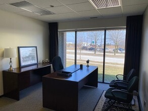 39111 W 6 Mile Rd, Livonia, MI à louer Photo intérieure– Image 1 sur 1