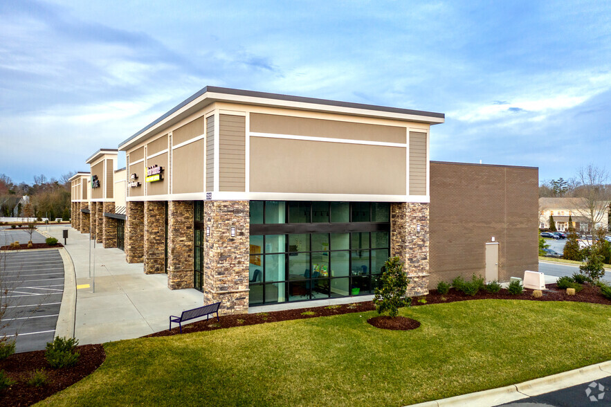 2513 Eastchester Dr, High Point, NC à louer - Photo de l’immeuble – Image 3 sur 14