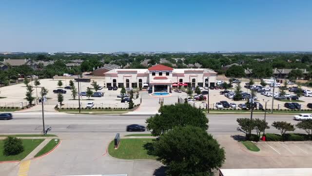 1300 N Main St, Euless, TX à vendre - Vidéo sur l’annonce professionnelle – Image 3 sur 11