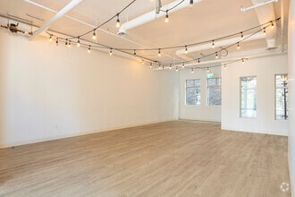 10704 120 St NW, Edmonton, AB à louer Photo intérieure– Image 2 sur 3