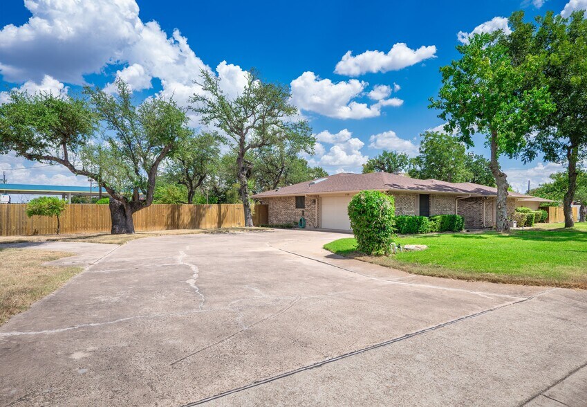 1702 Lone Oak Dr, Leander, TX à vendre - Photo de l’immeuble – Image 3 sur 70