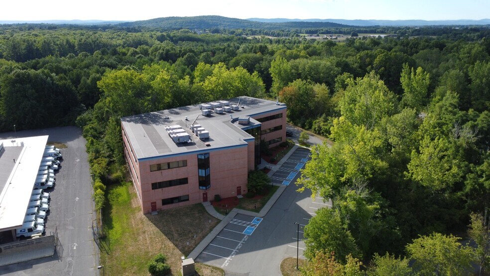 101 University Dr, Amherst, MA à louer - Photo de l’immeuble – Image 1 sur 8