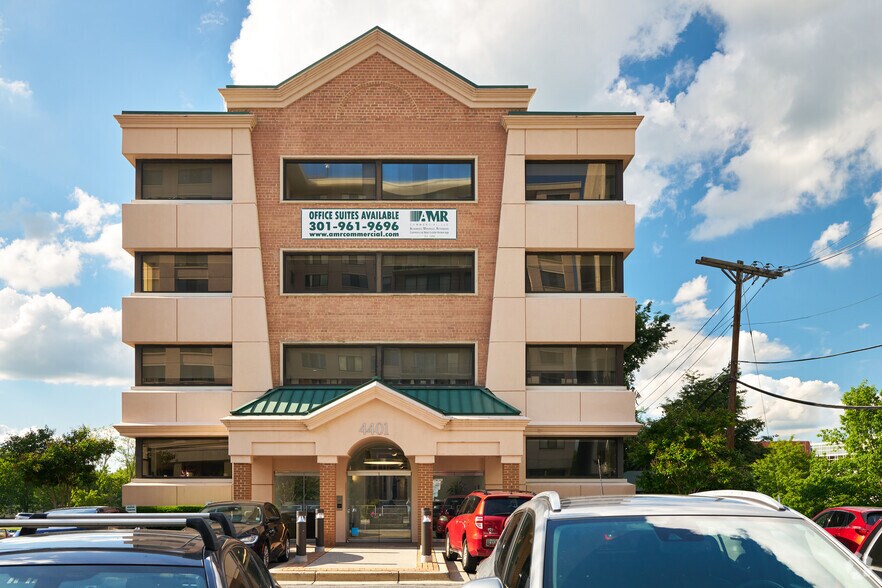 4401 East-West Hwy, Bethesda, MD à louer - Photo de l’immeuble – Image 2 sur 4