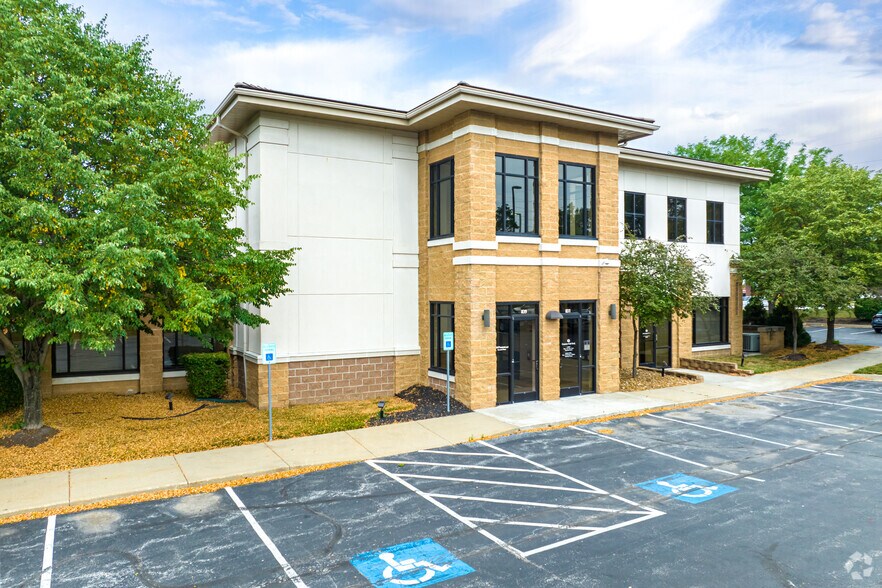 831 NE Woods Chapel Rd, Lee's Summit, MO à louer - Photo principale – Image 1 sur 17