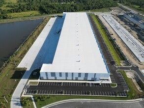 2000 SW Kanner Hwy, Stuart, FL à louer Photo de l’immeuble– Image 1 sur 3