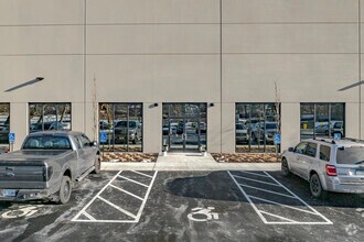 300 Sub Way, Milford, CT à louer Photo de l’immeuble– Image 1 sur 9