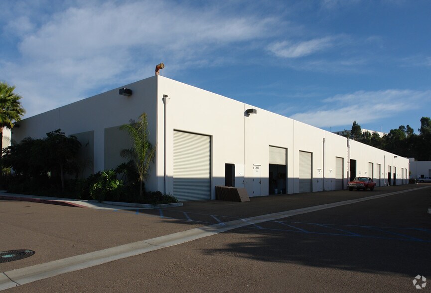 2330 La Mirada Dr, Vista, CA à louer - Photo de l’immeuble – Image 2 sur 4