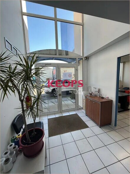 Local d'activités dans Portet-sur-Garonne à vendre - Photo de l’immeuble – Image 2 sur 11