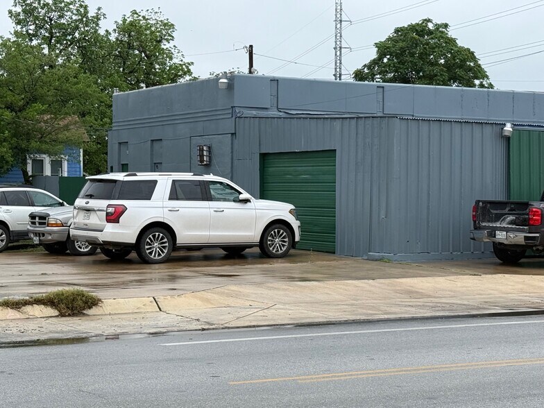 702 Roosevelt Ave, San Antonio, TX à vendre - Photo de l’immeuble – Image 2 sur 12