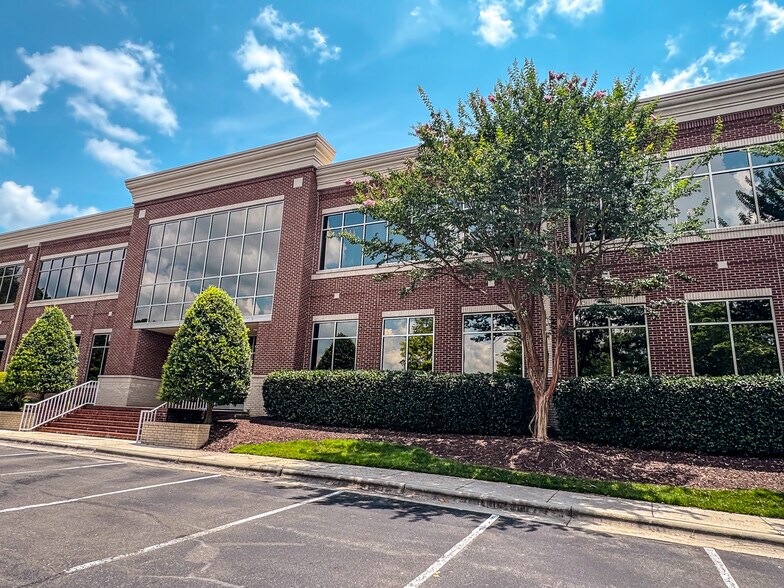 101 Europa Dr, Chapel Hill, NC à vendre - Photo de l’immeuble – Image 2 sur 8