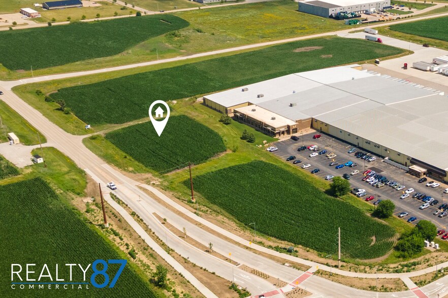 1175 Tower Terrace, Hiawatha, IA à vendre - Photo de l’immeuble – Image 2 sur 19