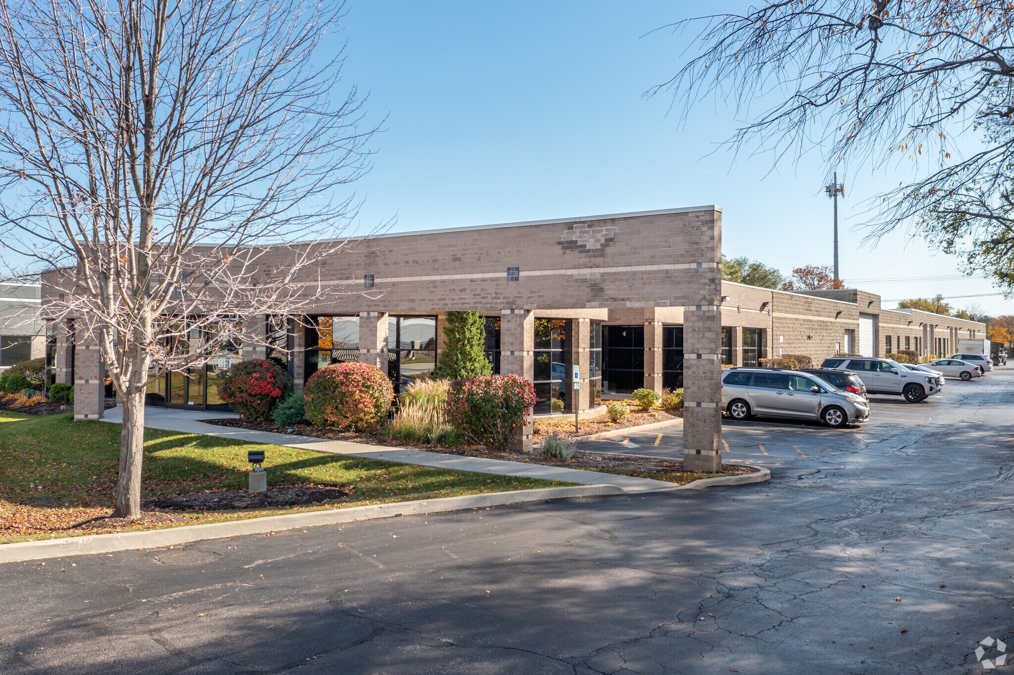 837 Oakton St, Elk Grove Village, IL à louer Photo principale– Image 1 sur 8