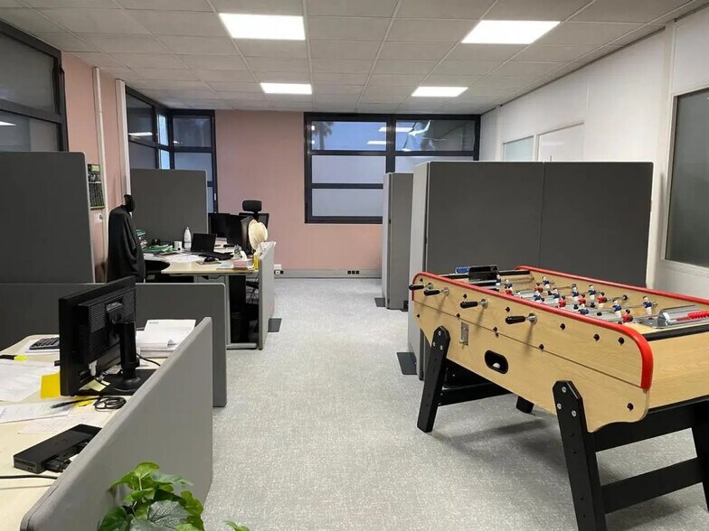 Bureau dans La Seyne-sur-Mer à louer - Photo de l’immeuble – Image 3 sur 6