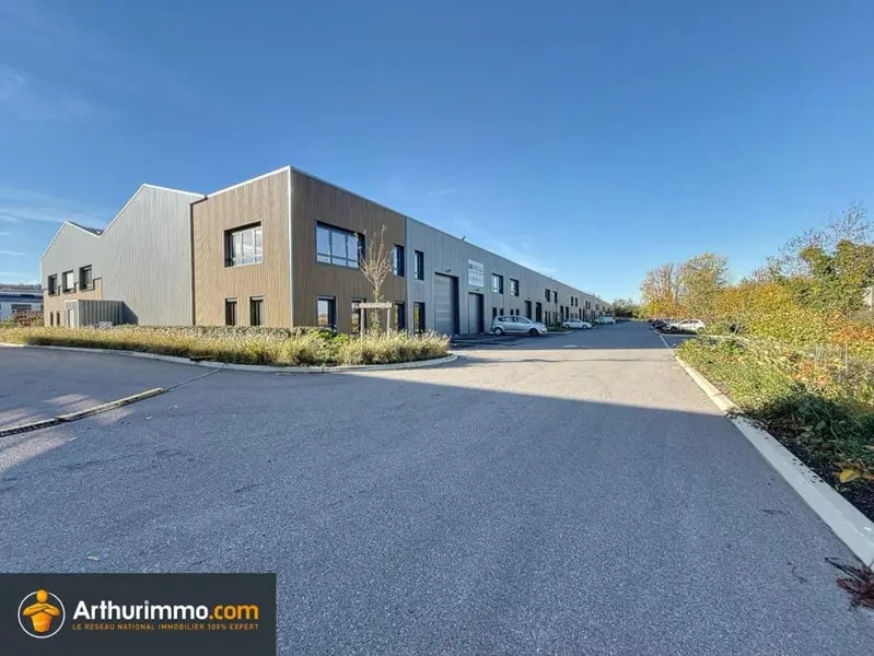 Local commercial dans Bourgoin-Jallieu à louer Photo de l’immeuble– Image 1 sur 10