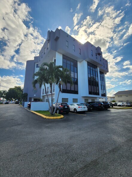 4160 W 16th Ave, Hialeah, FL à louer - Photo de l’immeuble – Image 3 sur 10