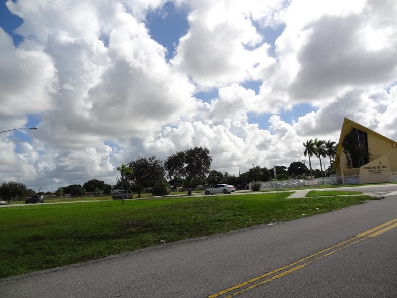 NW 75th Ter, Davie, FL à vendre - Photo de l’immeuble – Image 2 sur 11