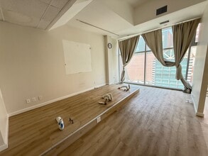 135-16 Roosevelt Ave, Flushing, NY à louer Photo de l’immeuble– Image 2 sur 10