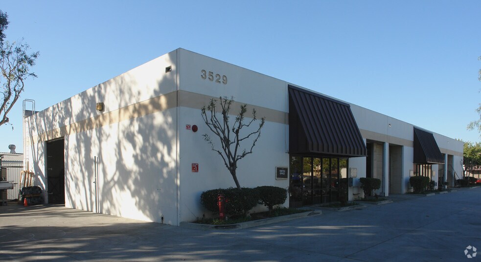 3529 W Commonwealth Ave, Fullerton, CA à louer - Photo de l’immeuble – Image 2 sur 3