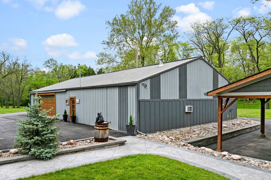 11155 Hubbard Rd, Kansas City, KS à vendre - Photo de l’immeuble – Image 3 sur 82