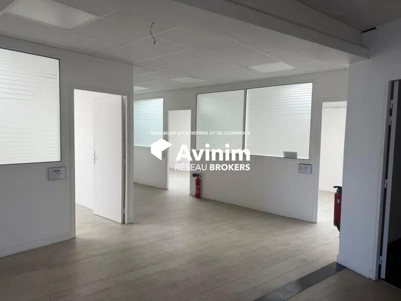 Industriel/Logistique dans Stains à vendre - Photo de l’immeuble – Image 3 sur 8
