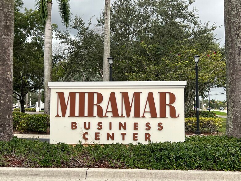 11650 Miramar Pky, Miramar, FL à louer - Photo de l’immeuble – Image 2 sur 11