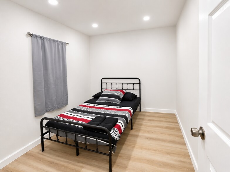 210 S Raitt St, Santa Ana, CA à vendre - Photo de l’immeuble – Image 2 sur 13