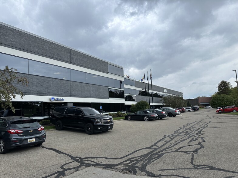4595 Broadmoor Ave SE, Grand Rapids, MI à louer - Photo de l’immeuble – Image 2 sur 44