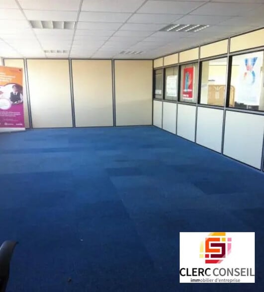 Bureau dans Saint-Étienne-du-Rouvray à louer - Photo de l’immeuble – Image 2 sur 3